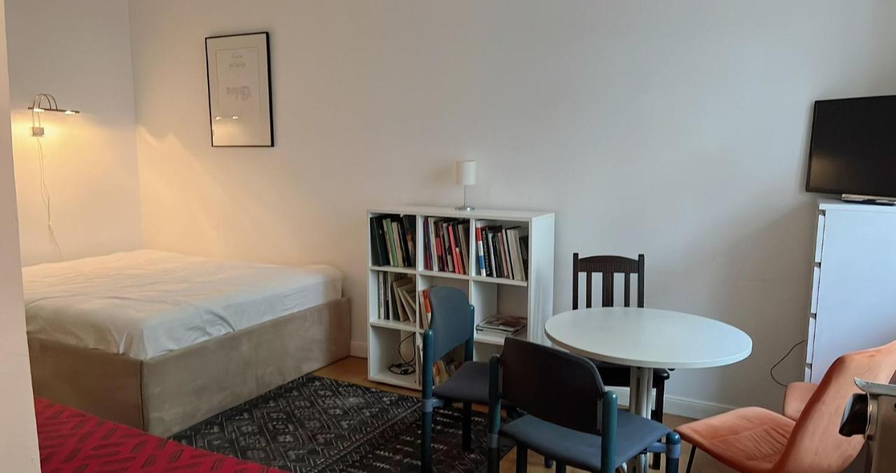 Central, Charming Studio For Up To 3 People In Historic Building Appartamento